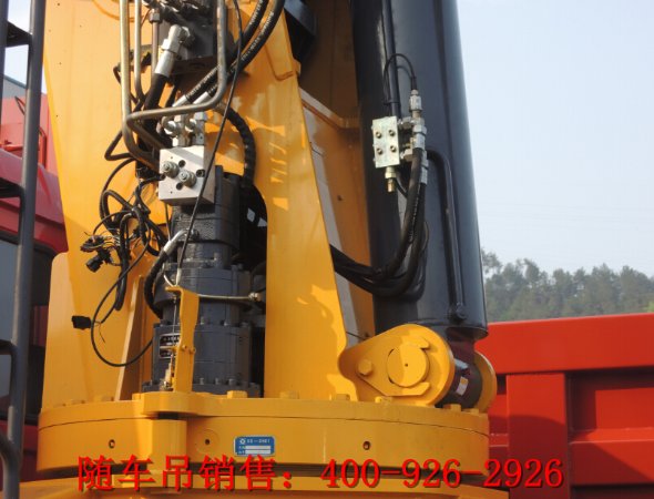 關(guān)注隨車吊底座上的回油管 關(guān)注隨車吊底座上的回油管