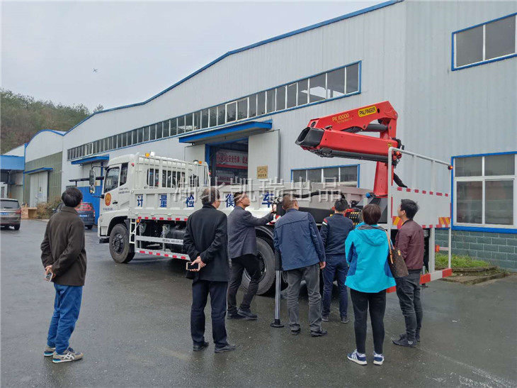 我公司技術(shù)人員講解車(chē)輛操作注意事項(xiàng)及使用規(guī)范 我公司技術(shù)人員講解車(chē)輛操作注意事項(xiàng)及使用規(guī)范