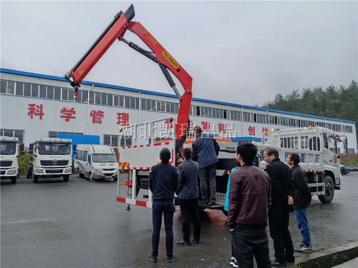 來(lái)安計(jì)量所領(lǐng)導(dǎo)親自操作車(chē)輛及吊機(jī)運(yùn)轉(zhuǎn) 來(lái)安計(jì)量所領(lǐng)導(dǎo)親自操作車(chē)輛及吊機(jī)運(yùn)轉(zhuǎn)