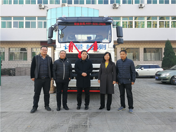 太谷縣市場和質量監督管理局領導檢衡車前合影 太谷縣市場和質量監督管理局領導檢衡車前合影