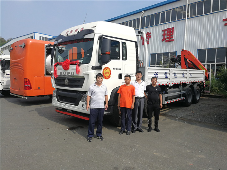 平陰縣計量所領(lǐng)導(dǎo)在DWJ5313JJH計量檢衡車前合影 平陰縣計量所領(lǐng)導(dǎo)在DWJ5313JJH計量檢衡車前合影