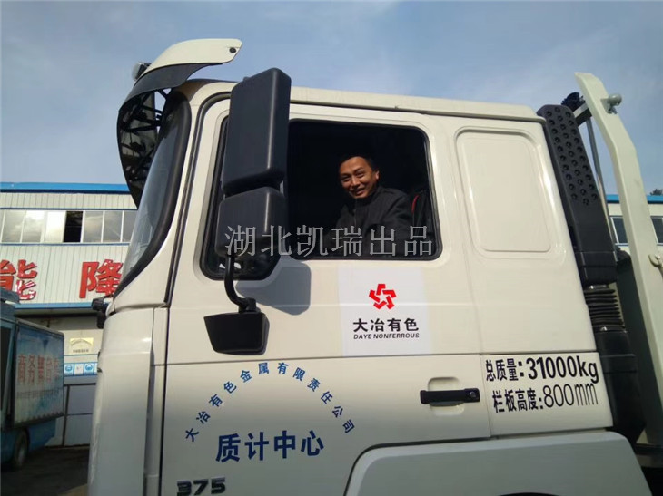 李總親自在檢衡車駕駛室內(nèi)進(jìn)行體驗(yàn) 李總親自在檢衡車駕駛室內(nèi)進(jìn)行體驗(yàn)