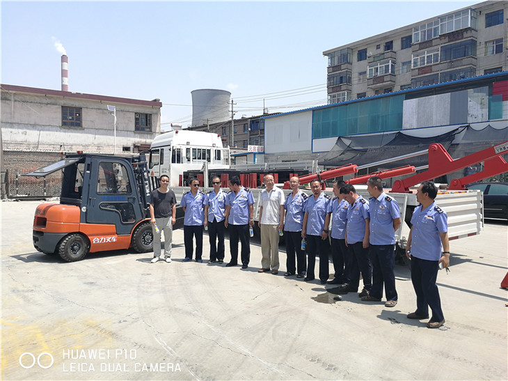 驗收完畢后局領導一行車前合影 驗收完畢后局領導一行車前合影