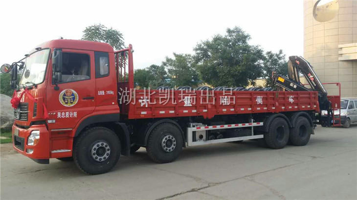 裝載16噸砝碼準(zhǔn)備檢測汽車衡 裝載16噸砝碼準(zhǔn)備檢測汽車衡