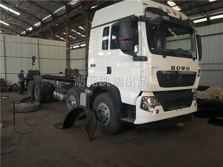 安裝副車架及擋泥板 安裝副車架及擋泥板