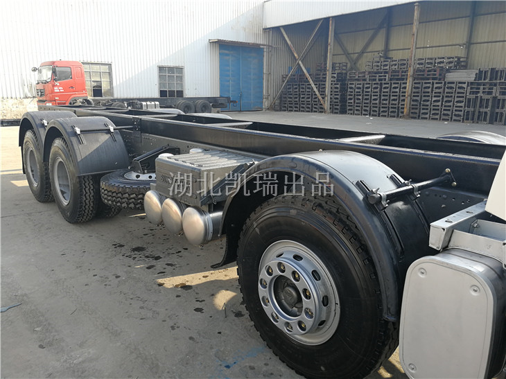 底盤加固后的右側(cè) 底盤加固后的右側(cè)