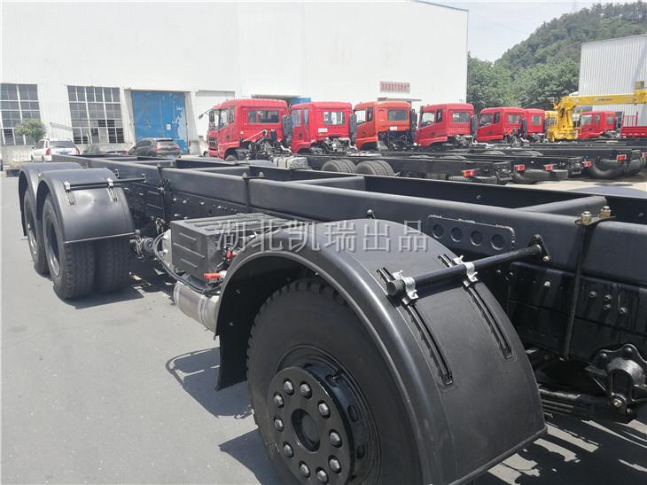 檢衡車底盤右側液壓油箱安裝位 檢衡車底盤右側液壓油箱安裝位