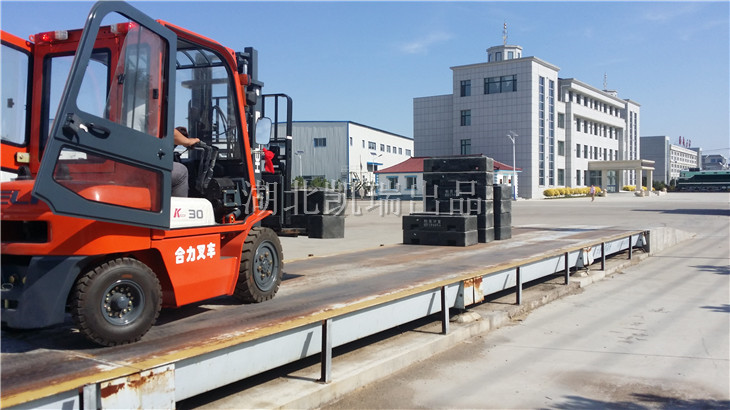 叉車秤體搬運(yùn)砝碼 叉車秤體搬運(yùn)砝碼