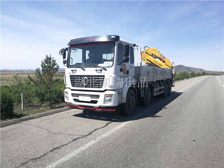 行駛證內蒙古高原上的檢衡車 行駛證內蒙古高原上的檢衡車