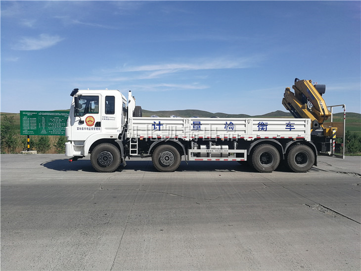 檢衡車在興安盟收費站廣場拍照 檢衡車在興安盟收費站廣場拍照