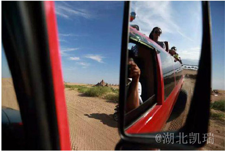沙漠車行駛中的沙漠美景 沙漠車行駛中的沙漠美景
