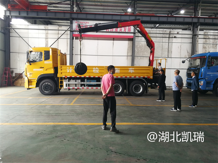 查看檢衡車(chē)吊裝大砝碼的運(yùn)行情況 查看檢衡車(chē)吊裝大砝碼的運(yùn)行情況