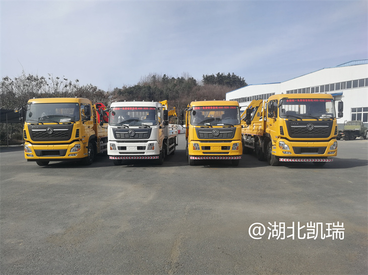 四臺“東風系列”計量檢衡車列裝發(fā)運(前) 四臺“東風系列”計量檢衡車列裝發(fā)運(前)