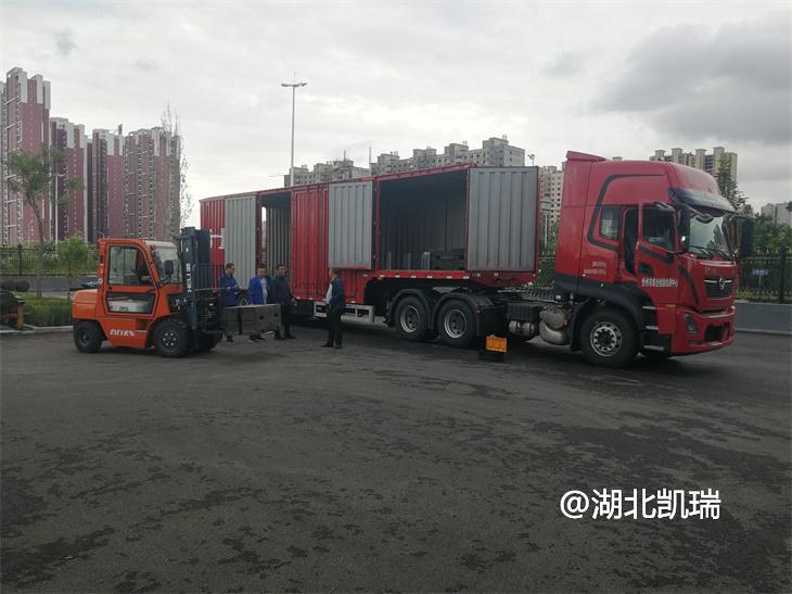 指導(dǎo)叉車裝卸砝碼到計(jì)量檢衡半掛車 指導(dǎo)叉車裝卸砝碼到計(jì)量檢衡半掛車